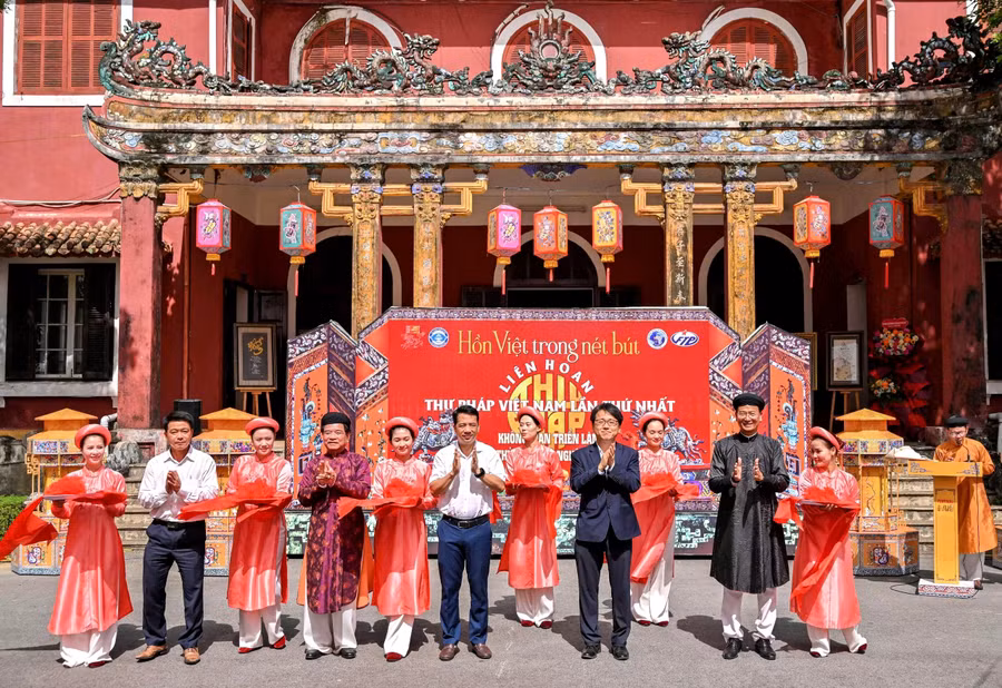 Các đại biểu làm nghi thức khai mạc Liên hoan Thư pháp Việt Nam lần thứ I.
