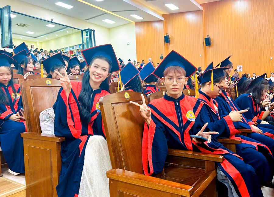 Niềm vui các tân cử nhân khóa song ngữ Việt - Anh đầu tiên tại Trường ĐH Luật Huế.