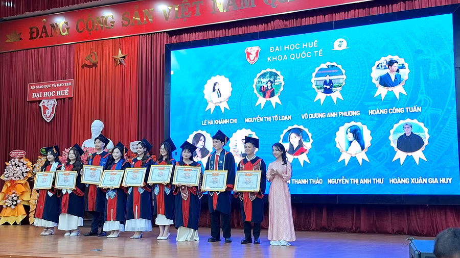 le-tot-nghiep-va-trao-bang-cho-sinh-vien-khoa-quoc-te-dai-hoc-hue.jpg