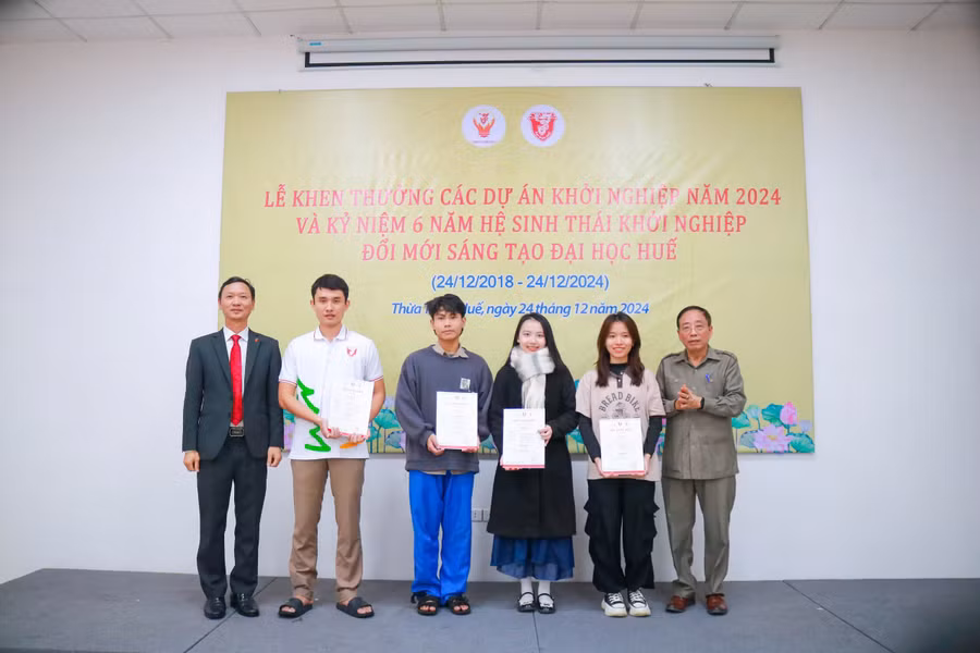 Khen thưởng các cá nhân, tập thể xuất sắc trong lĩnh vực khởi nghiệp Đại học Huế năm 2024. (Ảnh: K.T)