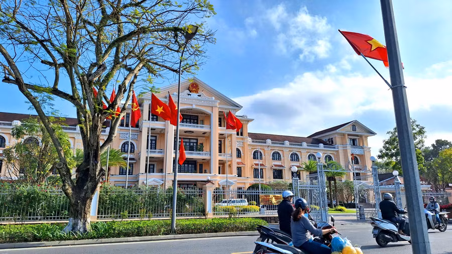 a7-tp-hue-ruc-ro-co-hoa-huong-ve-dai-hoi-xiv-cua-dang.jpg