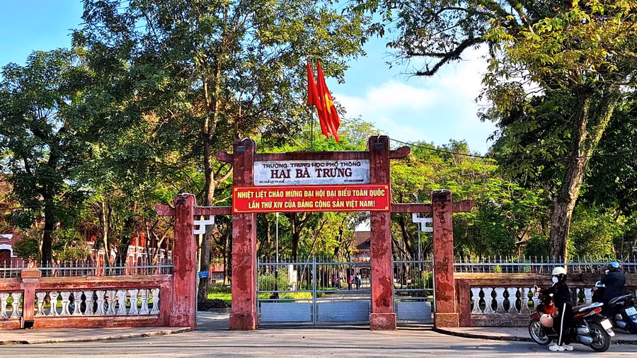 a5-tp-hue-ruc-ro-co-hoa-huong-ve-dai-hoi-xiv-cua-dang.jpg