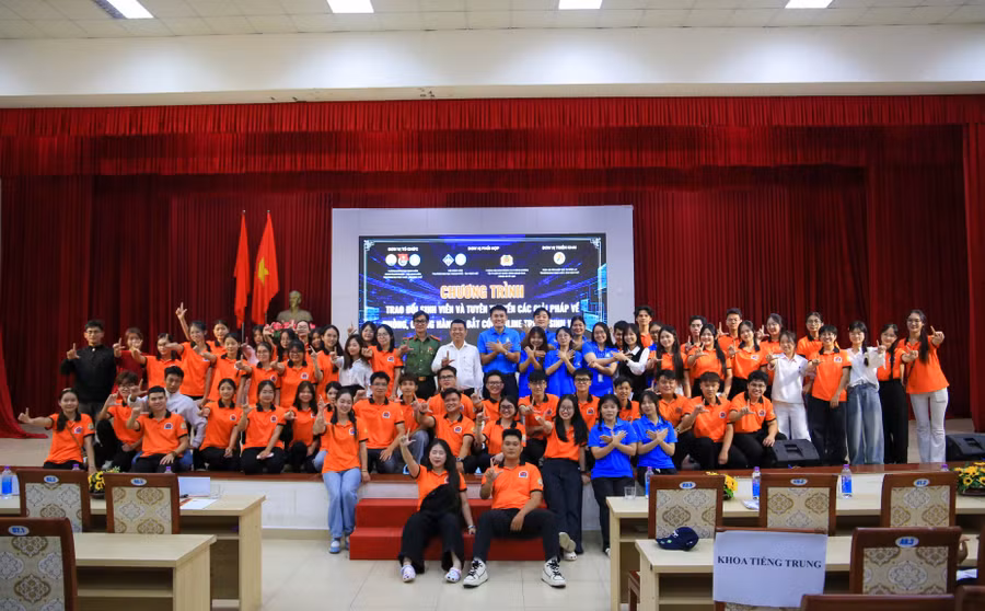 Đại biểu và sinh viên hai trường tham dự chương trình tập huấn phòng, chống lừa đảo trên không gian mạng. (Ảnh: Hoàng Hải)
