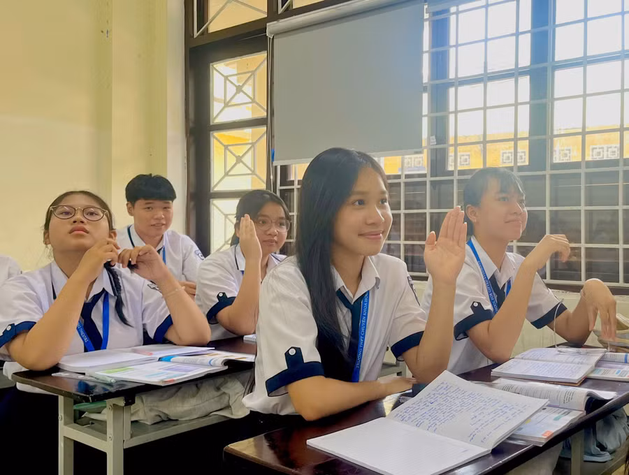 Trong lớp học, Bảo Châu thể hiện tư duy và kiến thức với nền tảng từng đạt nhiều giải thưởng trong các kỳ thi học sinh giỏi Văn cấp THCS. 1789627119638-1134837868336820485-g5855988756760335614-8386e4501065a123b93221b2221cc273.jpg