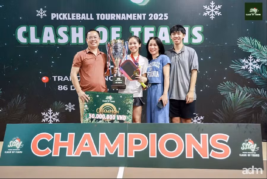 Gia đình đồng hành và chúc mừng Bảo Châu cùng đồng đội vô địch giải Slay Pickleball Tournament 2025 tại TP Đà Nẵng. (Ảnh: NVCC) 1789659779884-7678411329070883893-7678411329070883893-aec836d6154fe144f9ea7e8502aeea2e.jpg