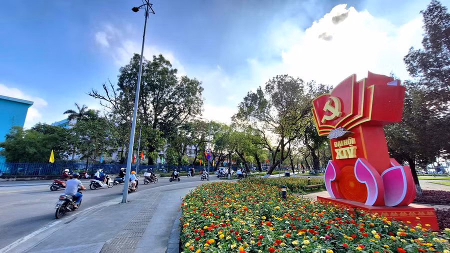 a1-tp-hue-ruc-ro-co-hoa-huong-ve-dai-hoi-xiv-cua-dang.jpg