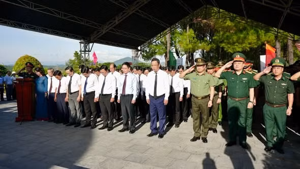 Lãnh đạo TP Huế cùng đại diện sở, ban, ngành, lực lượng vũ trang… dành phút mặc niệm tưởng nhớ công ơn các Anh hùng liệt sĩ.