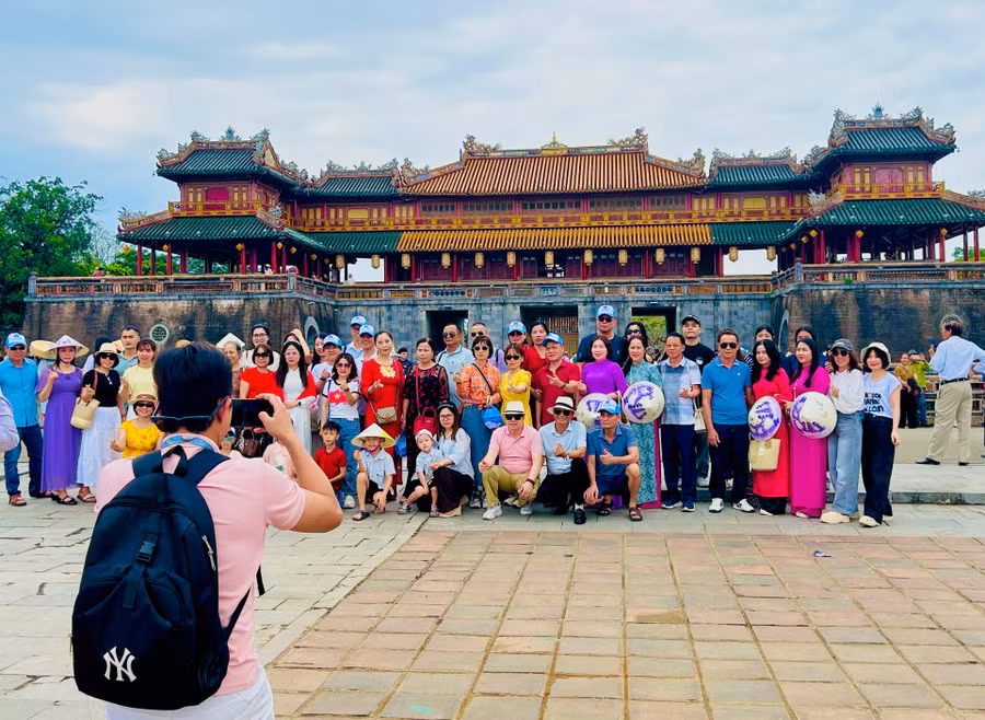 Đông đảo du khách trải nghiệm các địa điểm đẹp tại cố đô Huế dịp lễ 30/4-1/5.