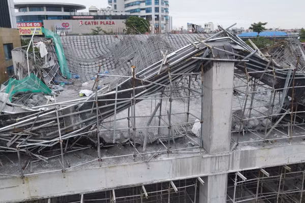 Sập mái tầng 2 của toà nhà ở kết hợp thương mại, 2 công nhân tử vong