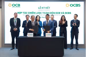 Ông Phạm Hồng Hải – Tổng Giám đốc OCB và Ông Nguyễn Đức Quân Tùng – Thành viên HĐQT kiêm Tổng Giám đốc OCBS đại diện ký kết thỏa thuận hợp tác chiến lược toàn diện