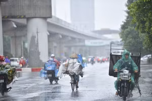 Cảnh báo lũ trên nhiều sông, ngập úng nội thành Hà Nội có thể kéo dài