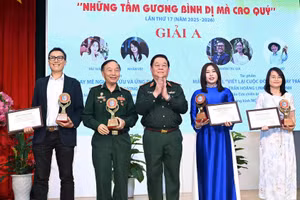 Đại tướng Nguyễn Trọng Nghĩa trao giải cho các tác giả giành giải A. (Ảnh: Trọng Hải).