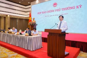 Bộ trưởng, Chủ nhiệm Văn phòng Chính phủ Trần Văn Sơn, Người phát ngôn của Chính phủ, chủ trì buổi họp báo Chính phủ thường kỳ tháng 5 