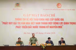 Các đại biểu chủ trì họp báo.