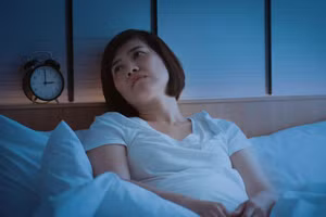 Căng thẳng khiến não bộ không được thư giãn, dẫn đến khó ngủ, mất ngủ