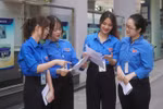 Sinh viên tình nguyện Trường Đại học Sư phạm Hà Nội. Ảnh: Lan Anh