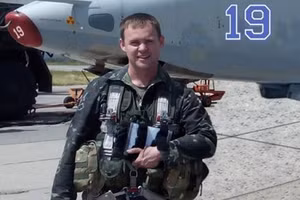 Phi công Zhybrov nhận danh hiệu Anh hùng Ukraine khi dùng Su-25 diệt đoàn xe Nga