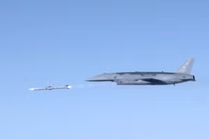 Phi công F-22 lần đầu điều khiển UAV chiến đấu YFQ-44A Fury trong thực tế