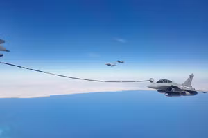 Máy bay YY-20 Trung Quốc gây bất ngờ khi tiếp nhiên liệu cho tiêm kích Rafale