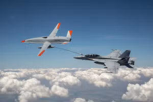 Một máy bay tiếp nhiên liệu không người lái MQ-25 đang "đổ xăng" cho tiêm kích F/A-18.