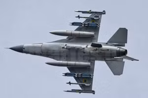 Vì sao bom GBU-39 trên máy bay F-16 không giúp ích gì cho Không quân Ukraine?