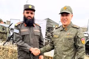 Ông Nasibullah Madani và tùy viên quân sự Triều Tiên Roh Ki-chol tại một triển lãm vũ khí trong khuôn khổ cuộc tập trận trung tâm-2026 ở Nga.
