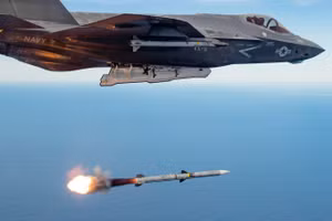 Đồng minh của Mỹ không còn lo thiếu tên lửa AIM-120 AMRAAM 