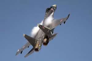 Báo Mỹ nêu rõ lợi thế lớn của Su-35 trong không chiến tầm gần với F-35