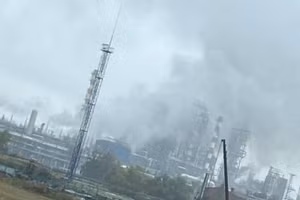 Hỏa hoạn nghiêm trọng bùng phát tại nhà máy lọc dầu ở Omsk sau vụ nổ