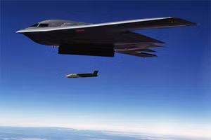Mỹ phóng tên lửa AGM-158C LRASM từ B-2 Spirit trên bầu trời Thái Bình Dương