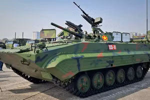 Xe chiến đấu bộ binh XCB-01 và pháo tự hành PTH-122 thu hút quan tâm lớn