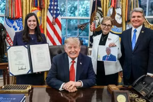 Tổng thống Donald Trump và các cộng sự.