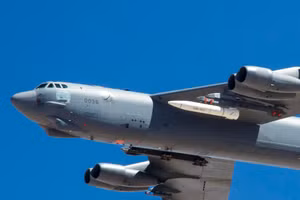 Máy bay ném bom B-52 trang bị tên lửa siêu thanh AGM-183A ARRW.