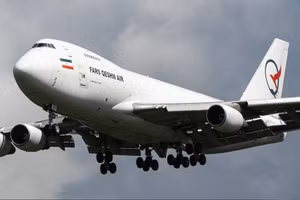 Máy bay Boeing 747-281F EP-FAB của hãng hàng không Fars Air Qeshm đang bay trên bầu trời sân bay Sheremetyevo, Moskva. 
