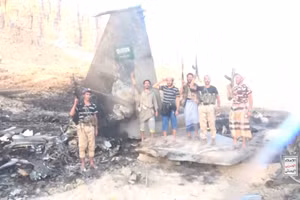 Houthi trưng bày xác tiêm kích F-15 của Saudi Arabia bị bắn rơi