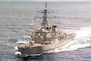 Tàu khu trục USS Benfold của Mỹ gặp sự cố nghiêm trọng
