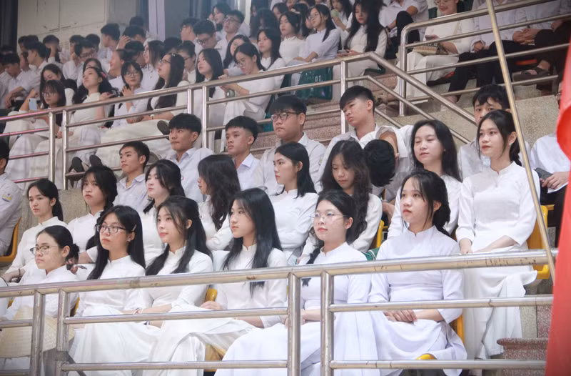 Đây là lần đầu tiên ngôi trường 79 tuổi phải khai giảng ở nơi "đặc biệt" vì bàn giao mặt bằng để xây dựng dự án trường học mới. 8.JPG