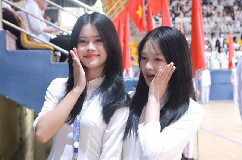 Nhiều nữ sinh tạo dáng để lưu giữ những kỷ niệm đẹp trong ngày khai trường. 9.JPG