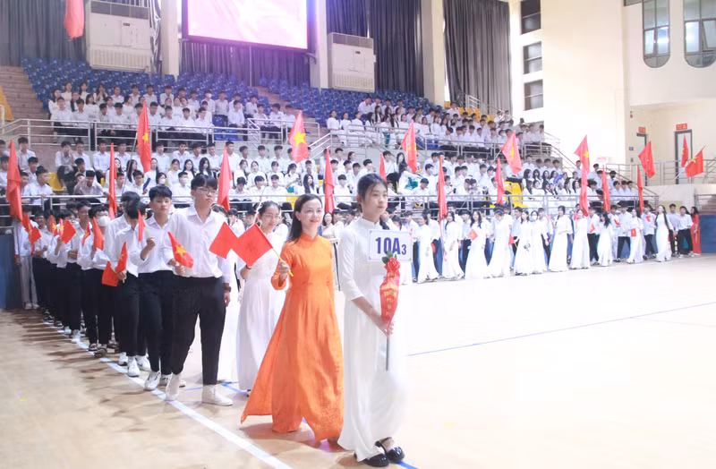 Năm nay, gần 2.000 giáo viên, học sinh Trường THPT Phan Đình Phùng (Hà Tĩnh) phải tổ chức khai giảng tại Nhà thi đấu (Trung tâm TDTT tỉnh Hà Tĩnh). 21.JPG