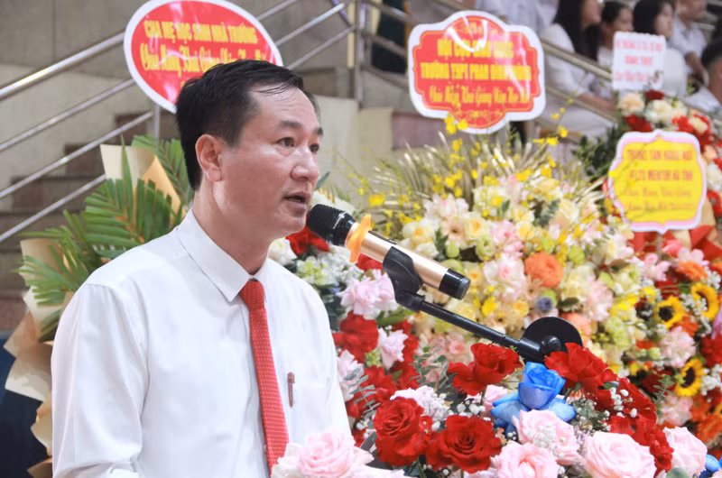 Thầy Nguyễn Nam Thắng - Hiệu trưởng Trường THPT Phan Đình Phùng khích lệ học trò và giáo viên nỗ lực năm học đầu tiên thực hiện Chương trình GDPT 2018 cho toàn cấp học. 6.JPG