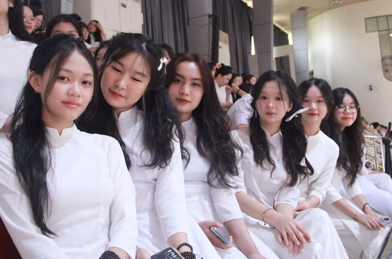 Tại Lễ khai giảng, các nữ sinh đều mặc áo dài trắng thướt tha, tinh khôi. 7.JPG