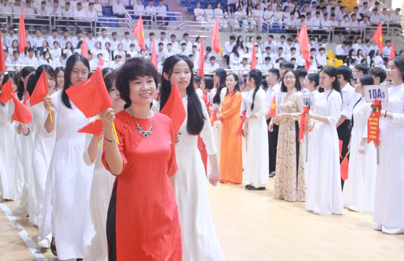 Dù không được đón năm học mới tại ngôi trường có bề dày lịch sử nhưng cảm xúc của thầy trò Trường THPT Phan Đình Phùng vẫn hết sức vui tươi, phấn khởi. 18.JPG