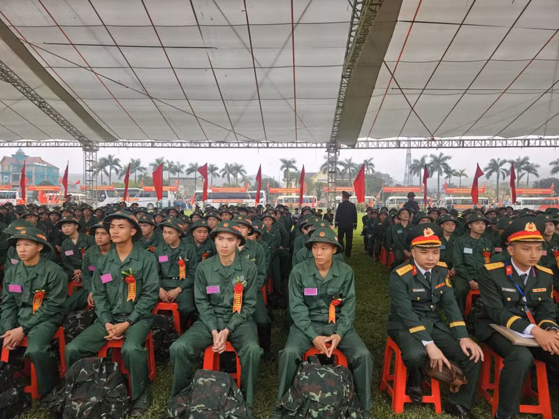 Ngày 5/3, 1.690 công dân ưu tú Hà Tĩnh lên đường thực hiện nghĩa vụ quân sự và Công an nhân dân. 16.jpg