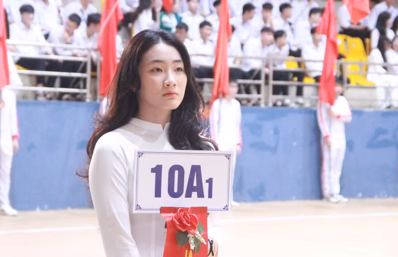 Những học sinh vừa bước vào ngôi trường mới vẫn còn nhiều bỡ ngỡ. 20.JPG