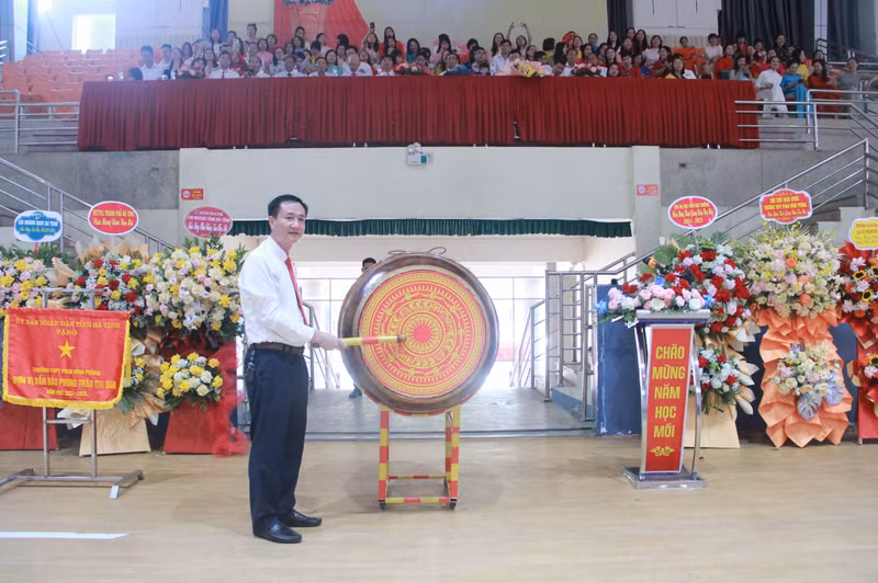 Hiệu trưởng Trường THPT Phan Đình Phùng đánh trống khai giảng năm học mới. 3.JPG