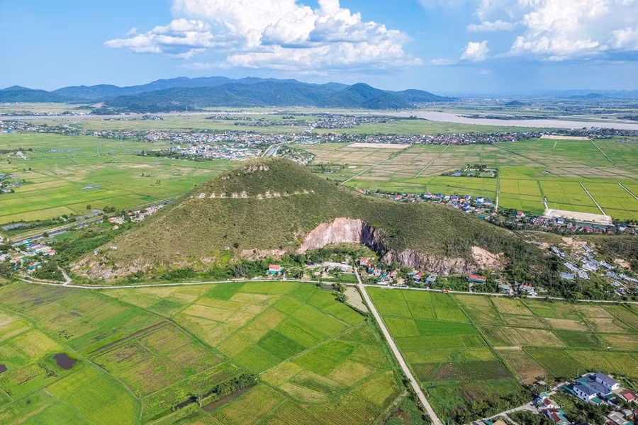 Dòng chữ "Bác Hồ sống mãi" trên núi Nhón. (Ảnh: Phạm Tâm)
