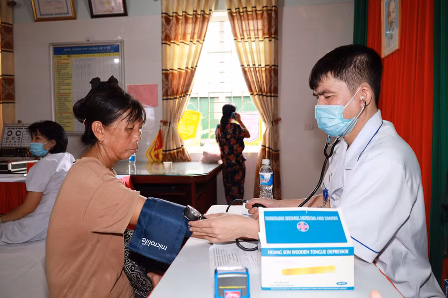 Bác sĩ khám, tư vấn sức khỏe cho người dân biên giới Nghệ An.