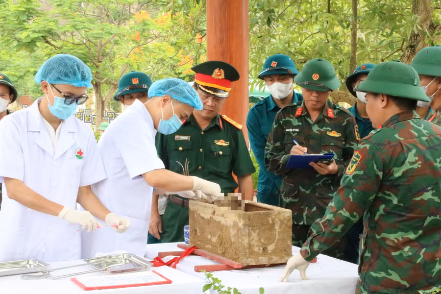 Lấy mẫu sinh phẩm hài cốt liệt sĩ tại Nghĩa trang Liệt sĩ Hưng Nguyên.