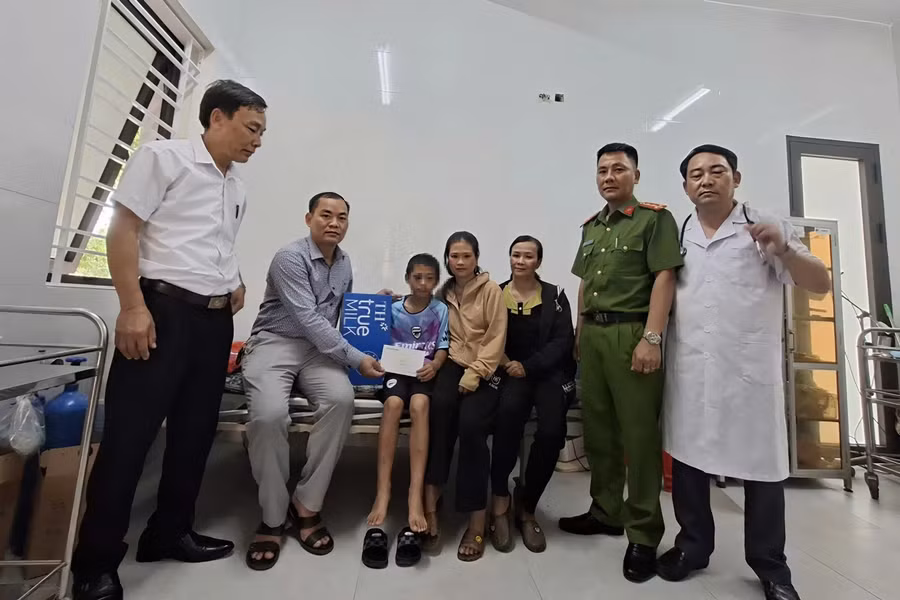 Chính quyền xã Vân Du thăm hỏi cháu N.H.T. (Ảnh: Công an cung cấp)