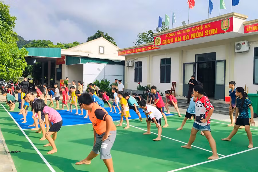 Lớp dạy bơi, dạy kỹ năng phòng tránh đuối nước tại xã Môn Sơn, Nghệ An.